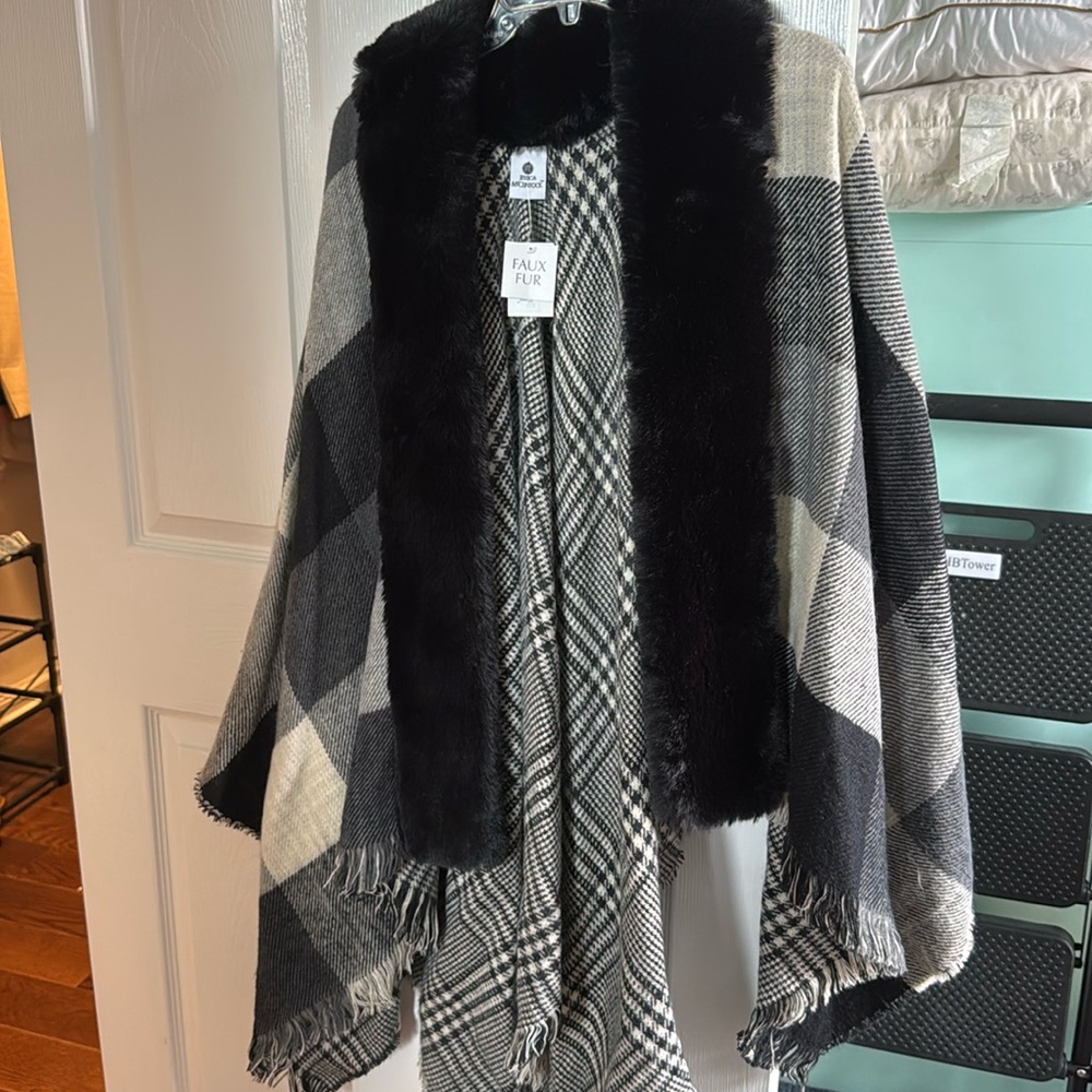Reversible winter shawl with faux fur